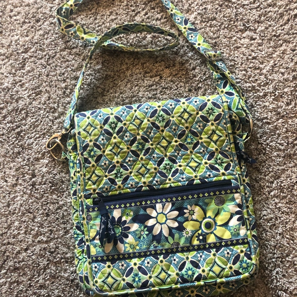 Vera Bradley discontinued daisy pattern cross body bag/purse